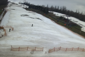 Coraz gorsze warunki narciarskie na Górze Kamieńskiej. Fot. OSiR Góra Kamieńsk