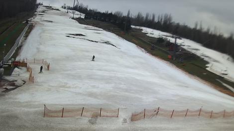 Coraz gorsze warunki narciarskie na Górze Kamieńskiej. Fot. OSiR Góra Kamieńsk